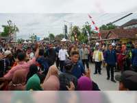 Masyarakat Blora Berebut Bersalaman dengan Presiden Jokowi