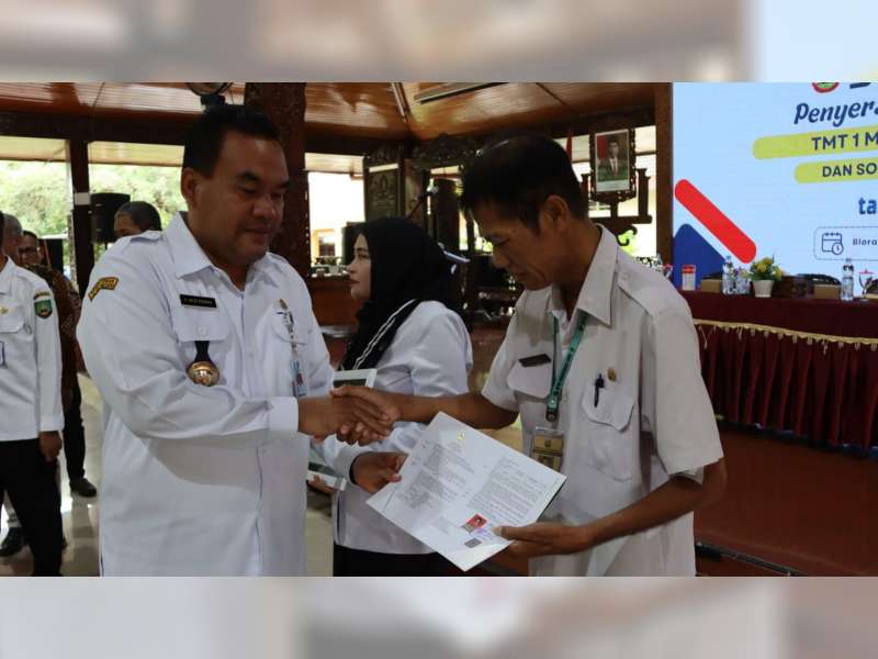 Bupati Serahkan SK Pensiun 71 ASN Pemkab Blora