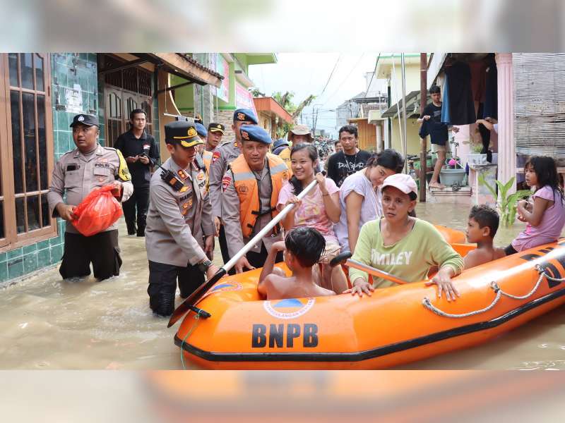 Polisi di Bojonegoro Bagikan 3.000 Nasi Bungkus bagi Warga Terdampak Banjir Bengawan Solo