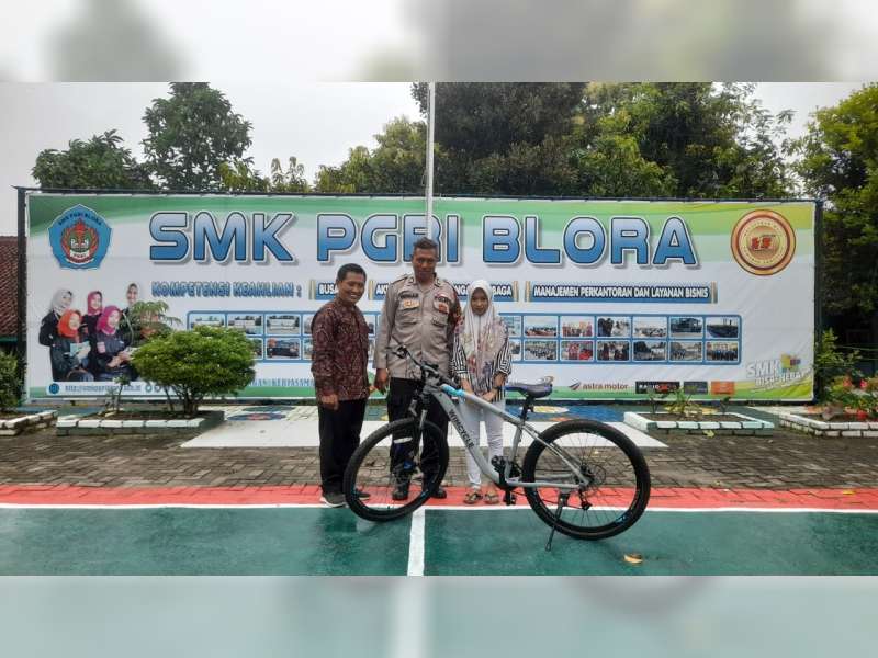 Berjalan Kaki saat ke Sekolah, Siswi SMK dapat Sepeda dari Ka SPKT Polsek Blora