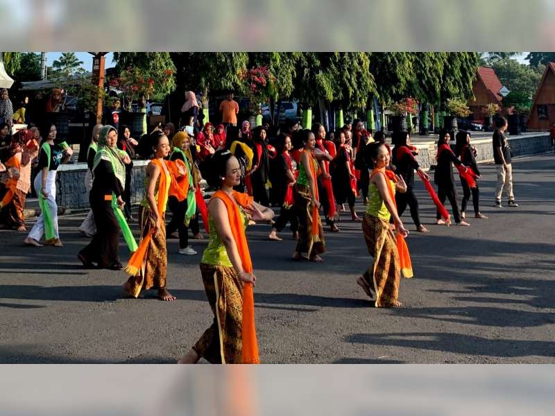 Peringati Hari Tari Sedunia, Sanggar Tari di Blora Gelar Tari di Alun-alun