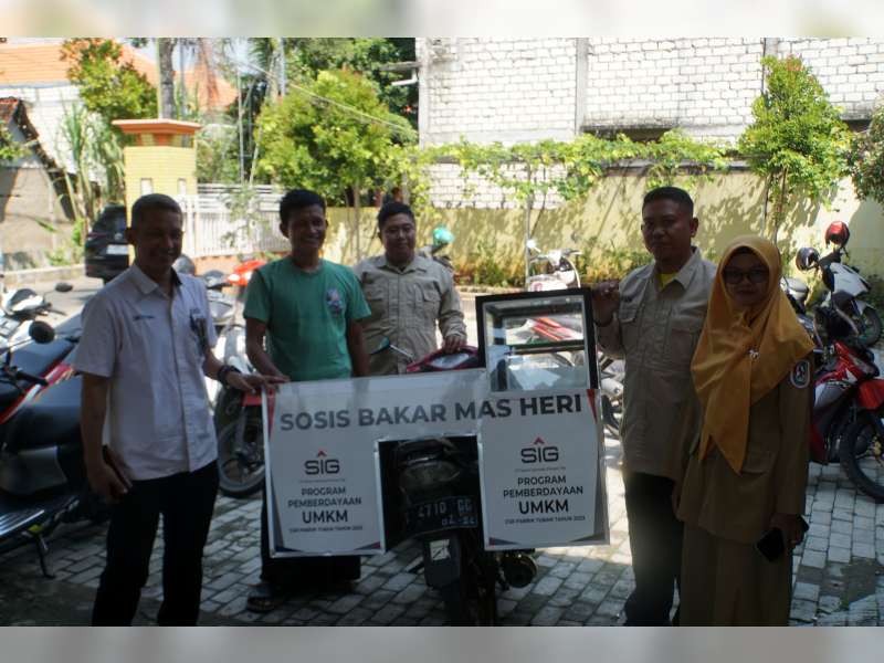 Dapat Bantuan Dari SIG Pabrik Tuban, Pelaku UMKM Desa Sembungrejo Tersenyum Ceria