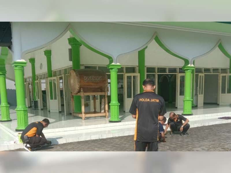 &lsquo;Bakti Religi&rsquo;, Polisi di Sumberrejo, Bojonegoro Lakukan Bersih-bersih Masjid