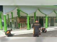 &lsquo;Bakti Religi&rsquo;, Polisi di Sumberrejo, Bojonegoro Lakukan Bersih-bersih Masjid