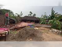 Diterjang Angin Kencang, Sejumlah Rumah Warga Ngasem, Bojonegoro Rusak hingga Roboh