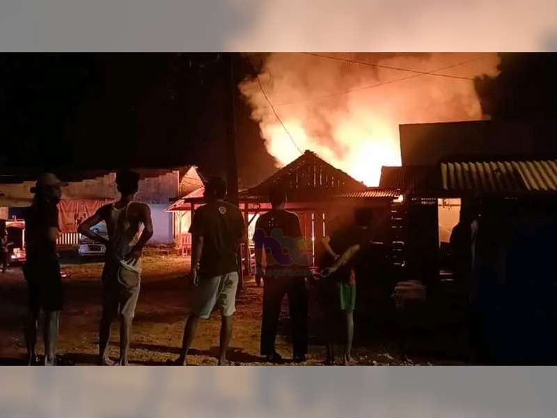 Diduga Korsleting Listrik, Warung dan Rumah Warga Ngambon, Bojonegoro Terbakar