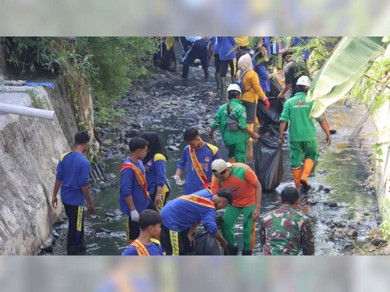 DLH Blora Bersama Masyarakat Cepu Gelar Aksi Bersih-bersih Sungai Ronggolawe