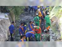 DLH Blora Bersama Masyarakat Cepu Gelar Aksi Bersih-bersih Sungai Ronggolawe