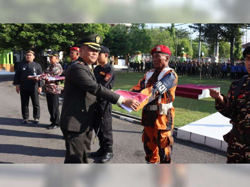 Jadi Inspektur Upacara Peringatan Hari Lahir Pancasila, Bupati Blora Bagikan Bendera Merah Putih