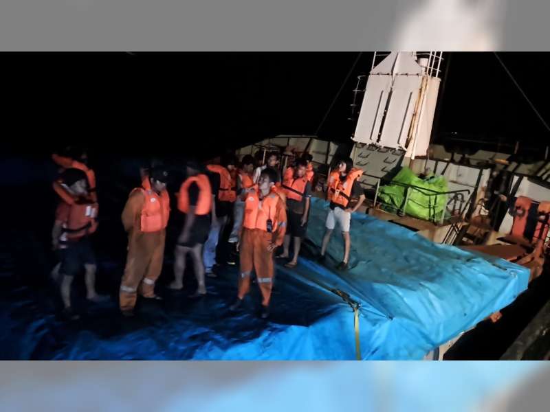 SIG Pabrik Tuban Dukung Evakuasi Korban Kapal Terbakar di Laut Utara Kecamatan Jenu