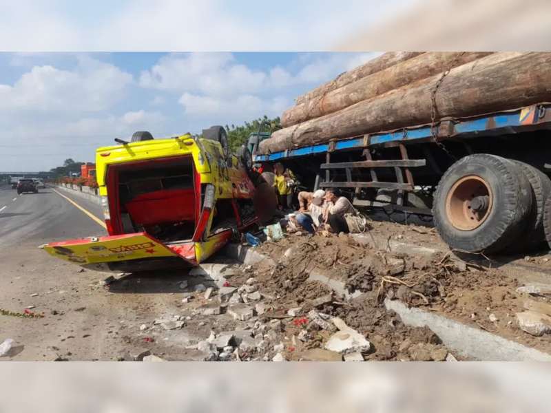 Berikut Ini Nama-nama Korban Kecelakaan Mobil Rombongan asal Bojonegoro di Tol Gresik