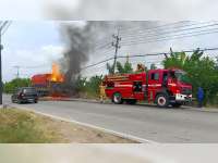 Truk Bermuatan Mie Instan Terbakar di Jalan Raya Ngulanan, Bojonegoro