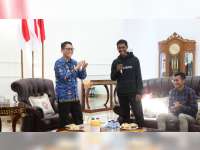 Pj Bupati Bojonegoro Adriyanto Berikan Bonus ke Sejumlah Pemuda Berprestasi