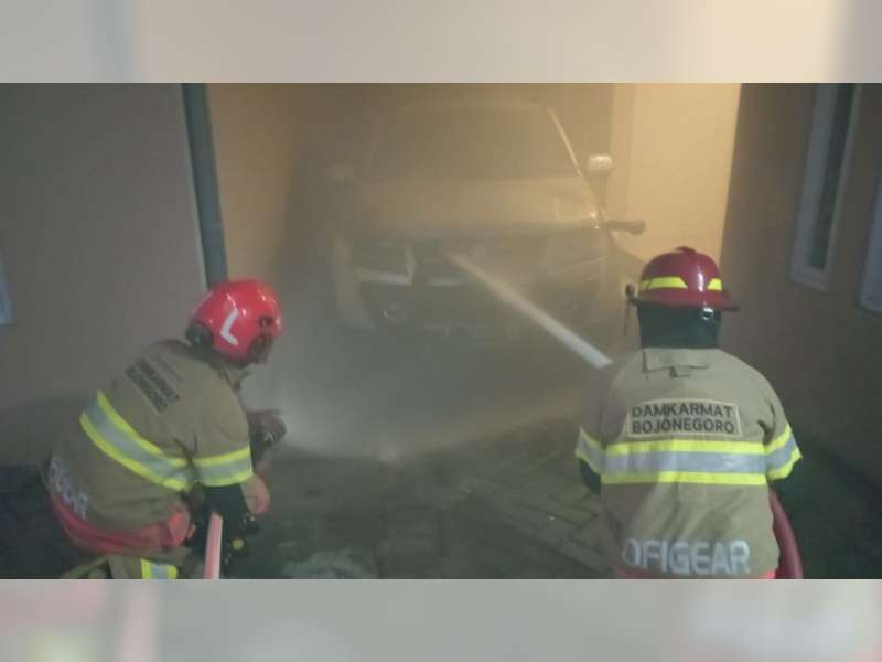 Akibat Aki Meledak, Mobil Salah Satu Jaksa Kejaksaan Negeri Bojonegoro Terbakar