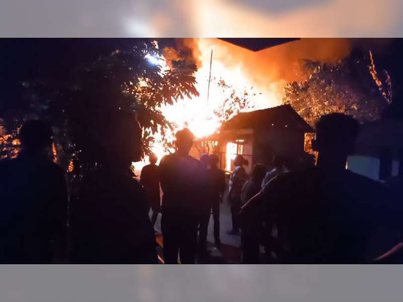 Diduga Korsleting Listrik, 2 Rumah Warga Kasiman, Bojonegoro Hangus Terbakar