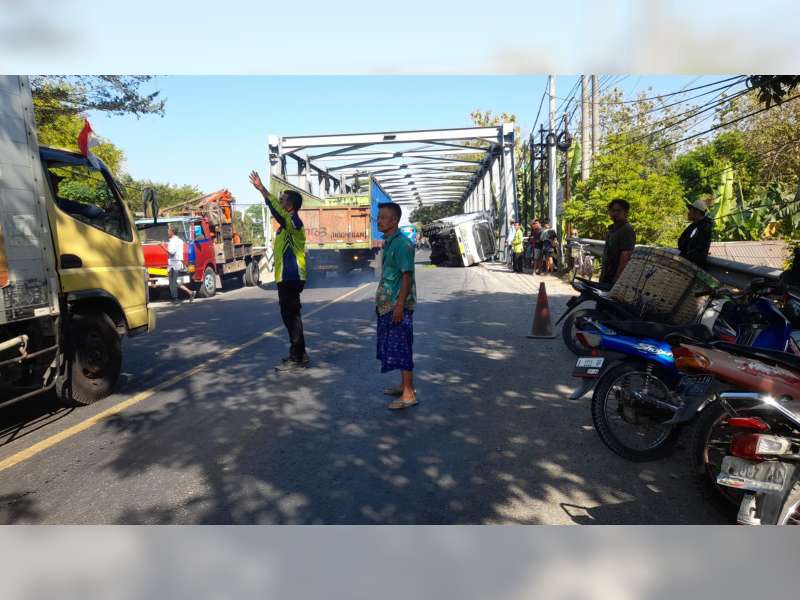 Kecelakaan Motor dengan Truk di Kalitidu, Bojonegoro, Seorang Pemotor Luka Berat