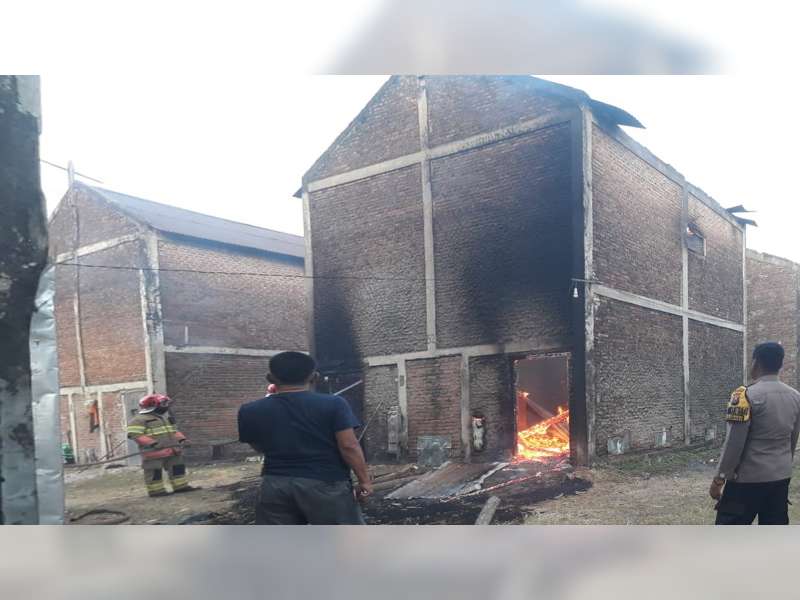 Kebakaran Oven di Sugihwaras, Bojonegoro, 6 Ton Daun Tembakau Terbakar, Kerugian Rp 45 Juta
