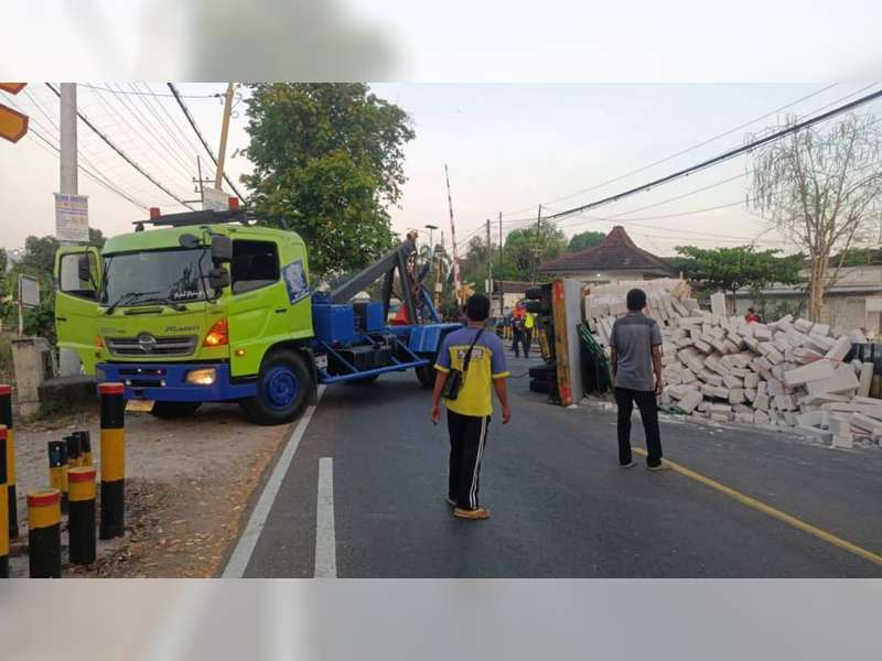 Truk Bermuatan Bata Ringan di Baureno, Bojonegoro Tertemper KA Argo Bromo Anggrek