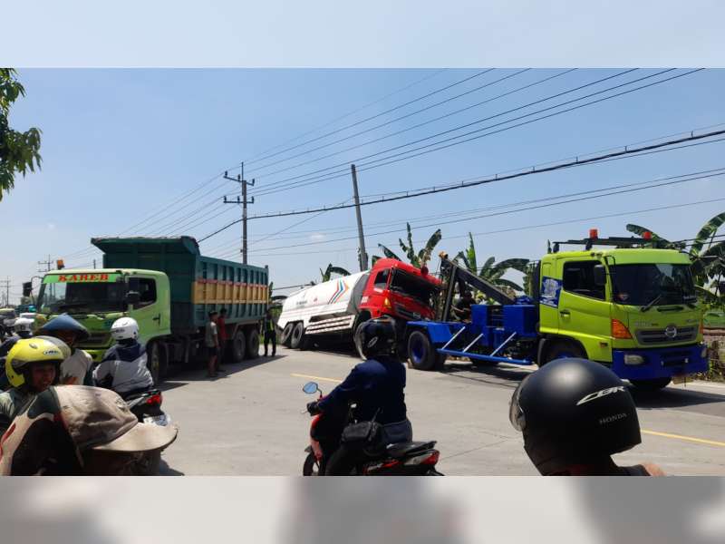 Diduga Sopir Mengantuk, Truk Tangki di Kalitidu, Bojonegoro Terperosok dan Terguling di Bahu Jalan