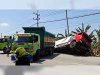Diduga Sopir Mengantuk, Truk Tangki di Bojonegoro Terperosok dan Terguling