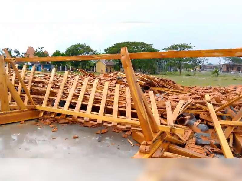 Angin Kencang Terjang Bojonegoro, 2 Rumah Roboh, Belasan Lainnya Rusak Ringah hingga Berat