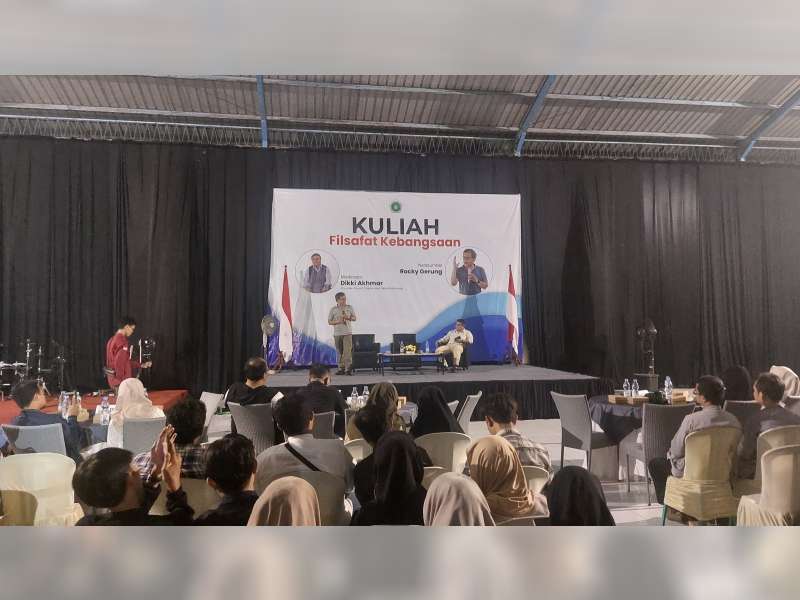 Rocky Gerung Jadi Narasumber Kuliah &lsquo;Filsafat Kebangsaan&rsquo; di IKIP PGRI Bojonegoro
