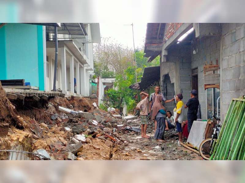 Tembok Pagar Dindagkop Blora Ambrol dan Timpa Rumah Warga