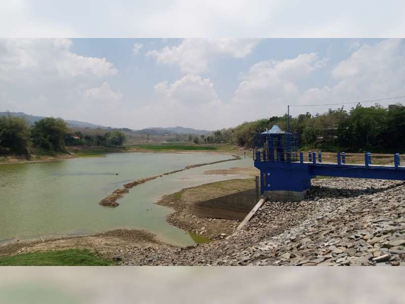 Debit Air Waduk Tempuran Menipis, Berkah bagi Pencari Ikan di Blora