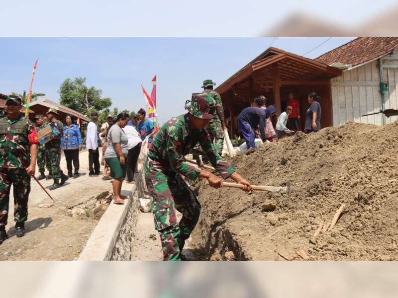 Tim Pengawasan dan Evaluasi Mabes TNI AD Respons Positif Pelaksanaan TMMD di Desa Sidomulyo, Blora