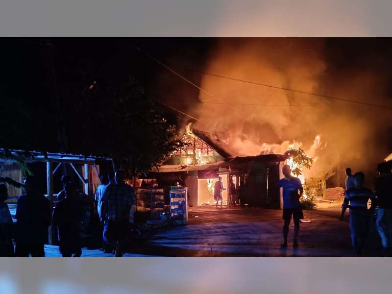 Akibat Lilin Terjatuh, Rumah dan Toko Milik Warga Ngasem, Bojonegoro Terbakar