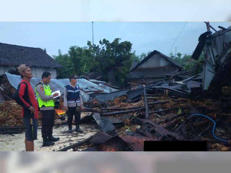 Sejumlah Bangunan dan Rumah Warga di Bojonegoro Rusak hingga Roboh Diterjang Angin Kencang