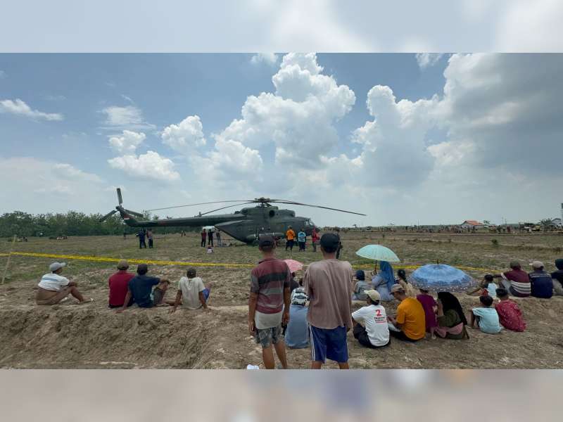 Helikopter TNI AD Mendarat Darurat di Persawahan Randublatung, Blora Jadi Tontonan Warga