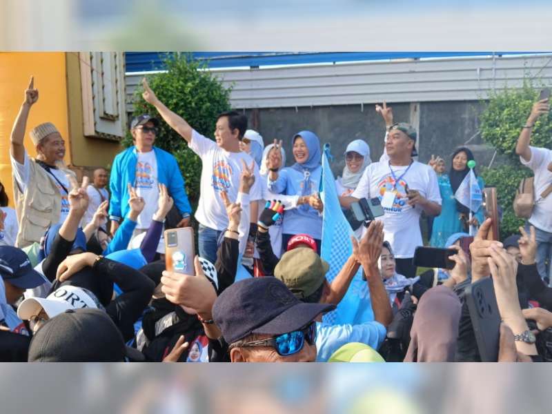 &lsquo;Nyengkuyung&rsquo; Wahono-Nurul, Ribuan Warga di Bojonegoro Ikuti &lsquo;Mlaku Sehat Bareng&rsquo; Alumni 88