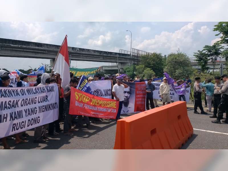 Masyarakat Sekitar Pengeboran Lapangan Migas Blok Cepu di Bojonegoro Gelar Demo
