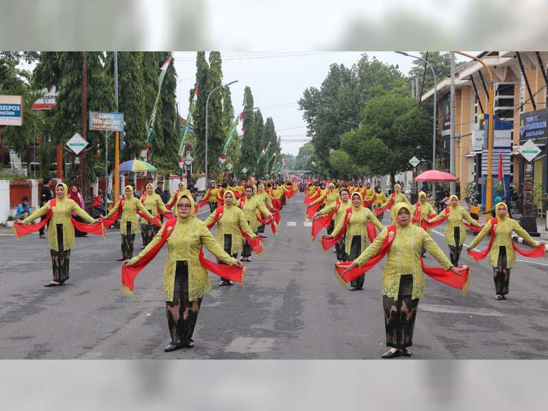Ribuan Masyarakat Blora Ikuti Festival Blora Berkebaya 2024