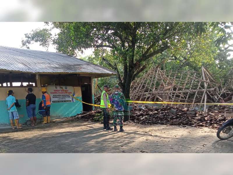 Tertimpa Pohon Tumbang, 2 Ruang Kelas SDN Pejok 1 Kepohbaru, Bojonegoro, Roboh