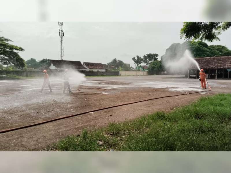 Putus Mata Rantai Penyebaran PMK, Pemkab Blora Semprot Disinfektan di Pasar Hewan