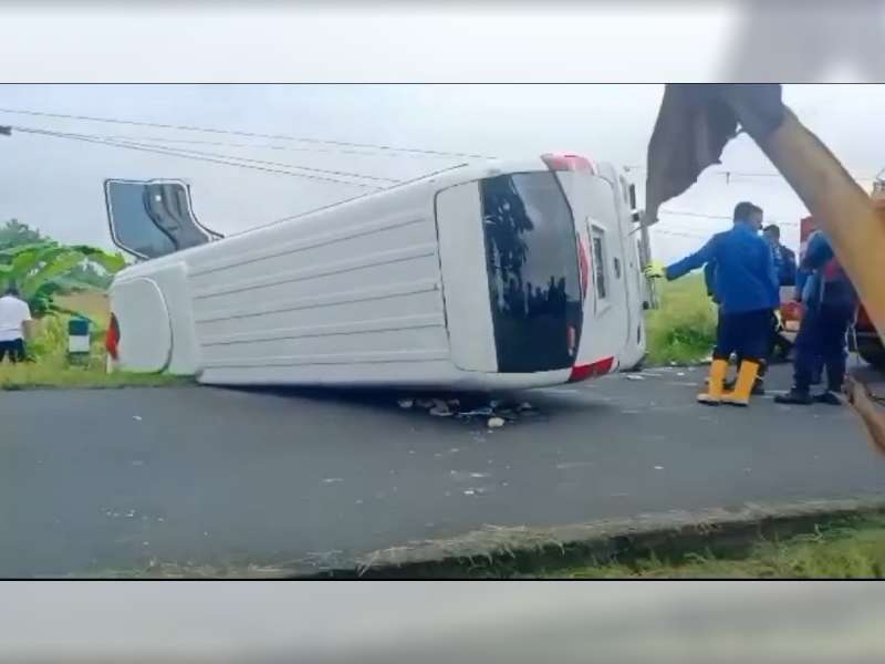 Mobil Rombongan Wisatawan Alami Kecelakaan di Ngasem, Bojonegoro, 6 Orang Luka Ringan