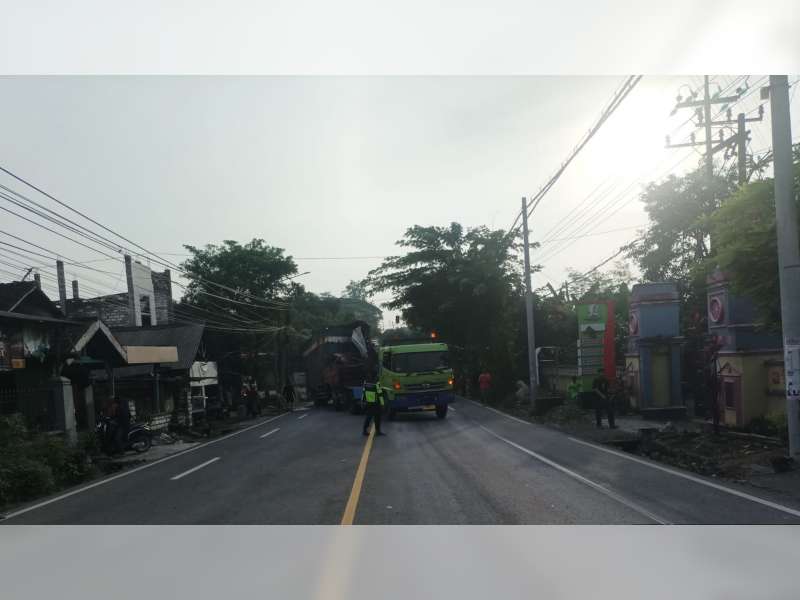 Truk Seruduk Truk di Baureno, Bojonegoro, Satu Pengemudi Luka Ringan