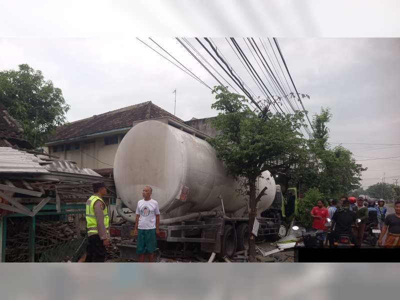 Diduga Pengemudi Mengantuk, Truk Tangki di Kalitidu, Bojonegoro Tabrak Musala dan Rumah Warga