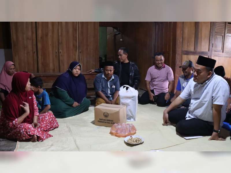 Bupati Arief Sambangi Korban Kecelakaan Kerja di Blora