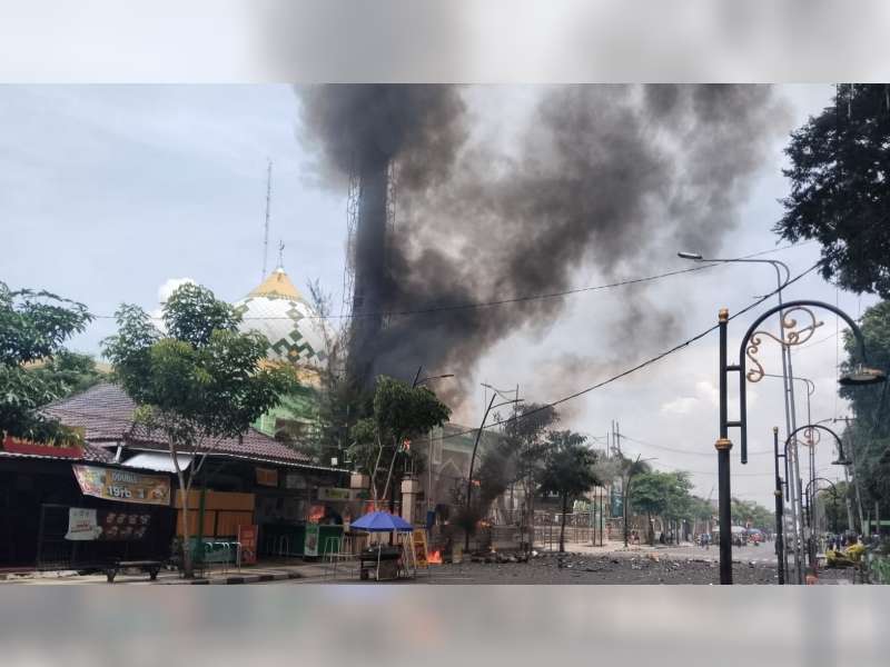 Kebakaran Menara Masjid Agung Darussalam Bojonegoro, 2 Unit Sepeda Motor Turut Terbakar