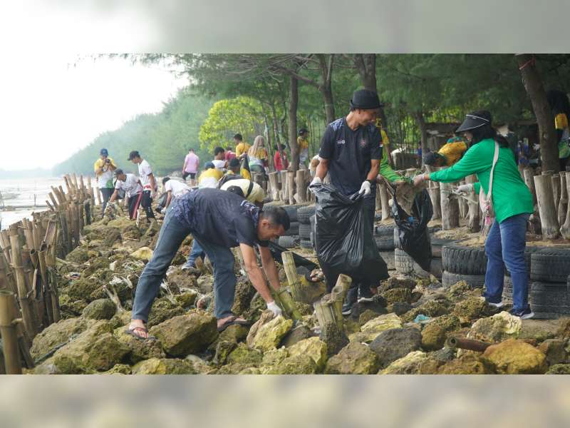 Peringati Bulan K3 Nasional, SIG Bersama UTSG Green and Clean Waste Beach Mangrove