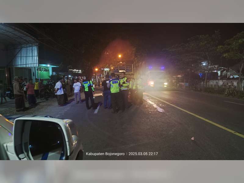 Truk Tubruk Truk di Sumberrejo, Bojonegoro, Seorang Pengemudi Luka Berat
