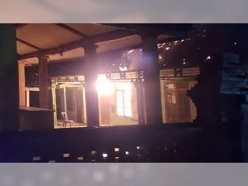 Diduga Akibat Korsleting Listrik, Kantor Desa Ketileng, Malo, Bojonegoro Terbakar