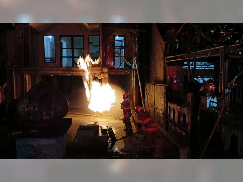 Semburan Api Muncul dari Pipa Sumur Bor di Desa Klepek, Sukosewu, Bojonegoro