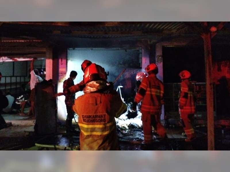 2 Unit Bangunan Toko di Pasar Desa Wotan, Sumberrejo, Bojonegoro Terbakar