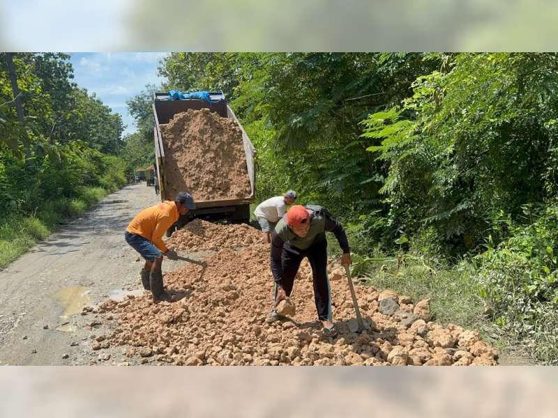 Respons Cepat, Pemkab Blora Droping 20 Truk Grosok untuk Perbaiki Ruas Jalan Cabak-Bleboh