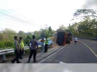 Diduga Hilang Kendali, Truk Bermuatan Sekam Padi Terguling di Margomulyo, Bojonegoro