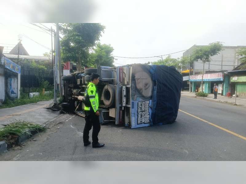 Diduga Pengemudi Mengantuk, Truk Ekspedisi di Bojonegoro Tabrak Pembatas Jalan dan Terguling